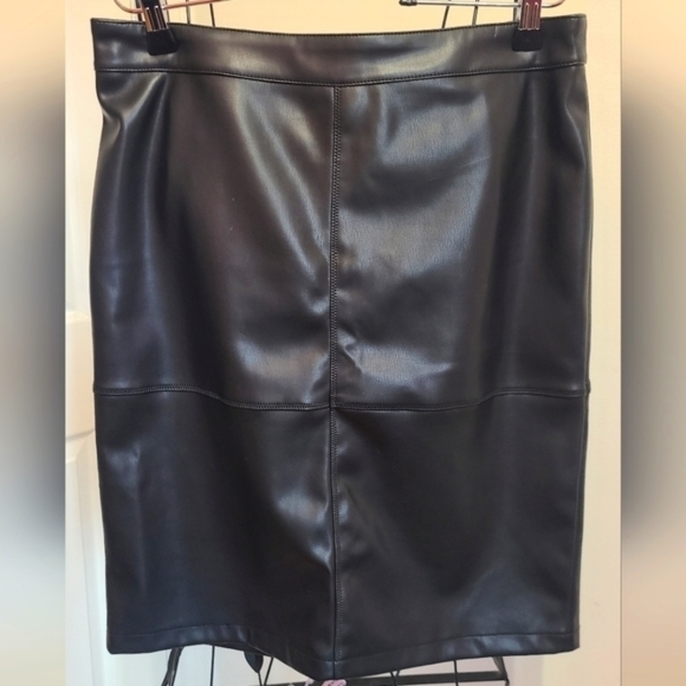 Faux leather pencil‎ skirt